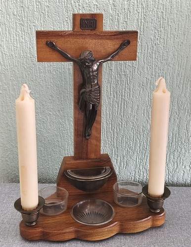 Alter hausaltar mit kerzen und - mit,